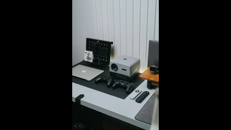 PC vs Console Gaming: Pros and Cons - Gaming & E-Sports visual representation