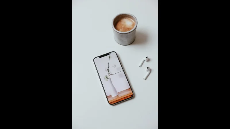 The Difference Between OLED, AMOLED, and LCD - Mobile Technology visual representation
